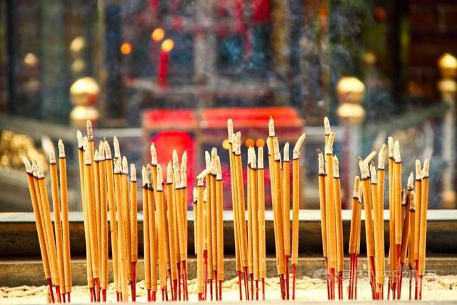 为什么中国人祭祀时要烧香?起到什么作用呢?