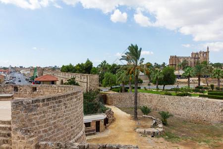 马嘉琪塞浦路斯与圣尼古拉穆塔法帕沙清真寺的中世纪大教堂在远处从
