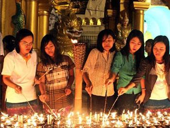 缅甸仰光大金塔直桑岱点灯节点灯拜佛举行传统织袈裟比赛